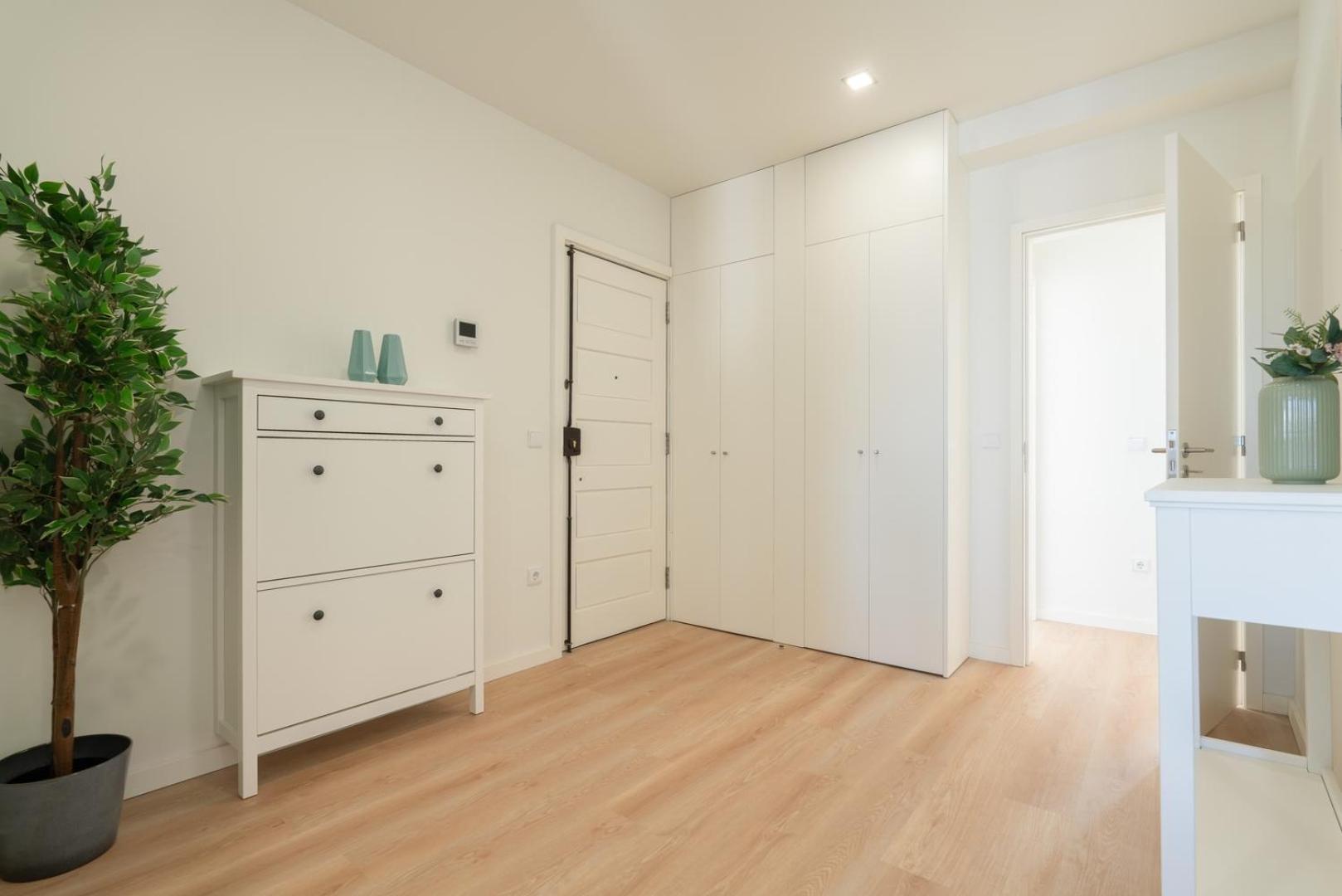 Apartamento Host Wise - Bright & Spacious Retreat With Balcony *