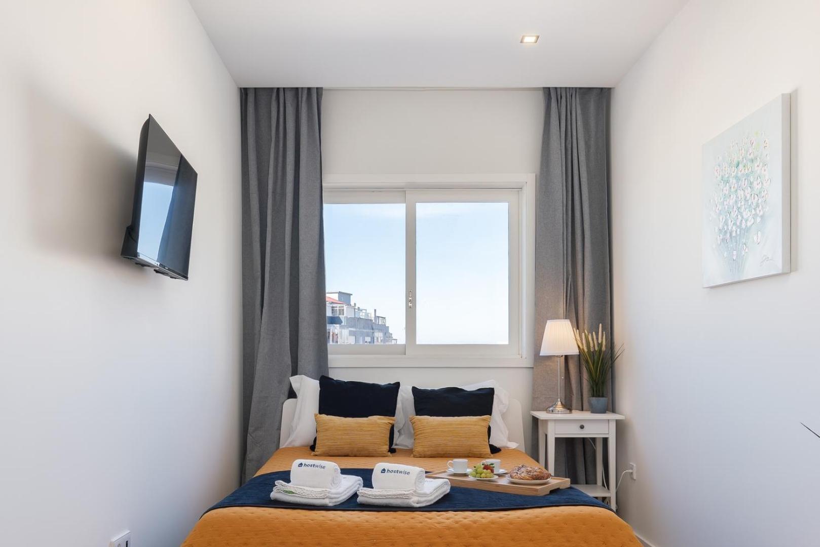 Host Wise - Bright & Spacious Retreat With Balcony
